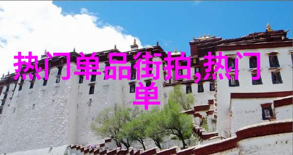 蕾哈娜出街全身戴满金饰霸气足
